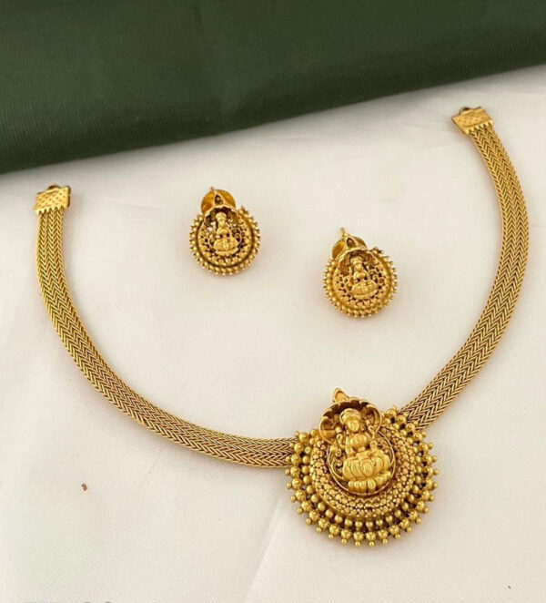 Simple Lekshmi Devi choker