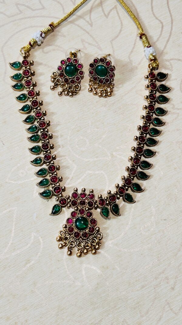 Traditional red and green stone short necklace