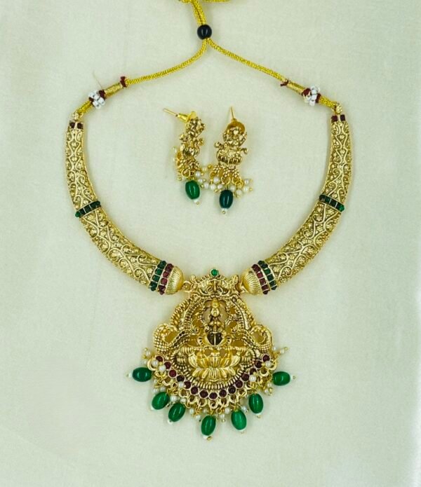 Lekshmi Devi Hasli pattern Choker Set with beads