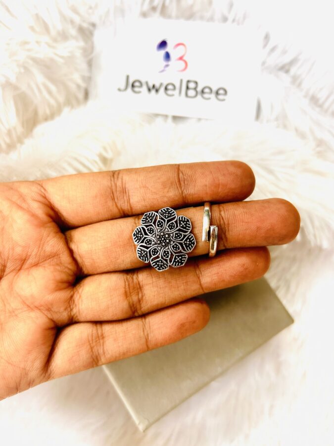 Oxidized Kamala Toe Rings - Image 2