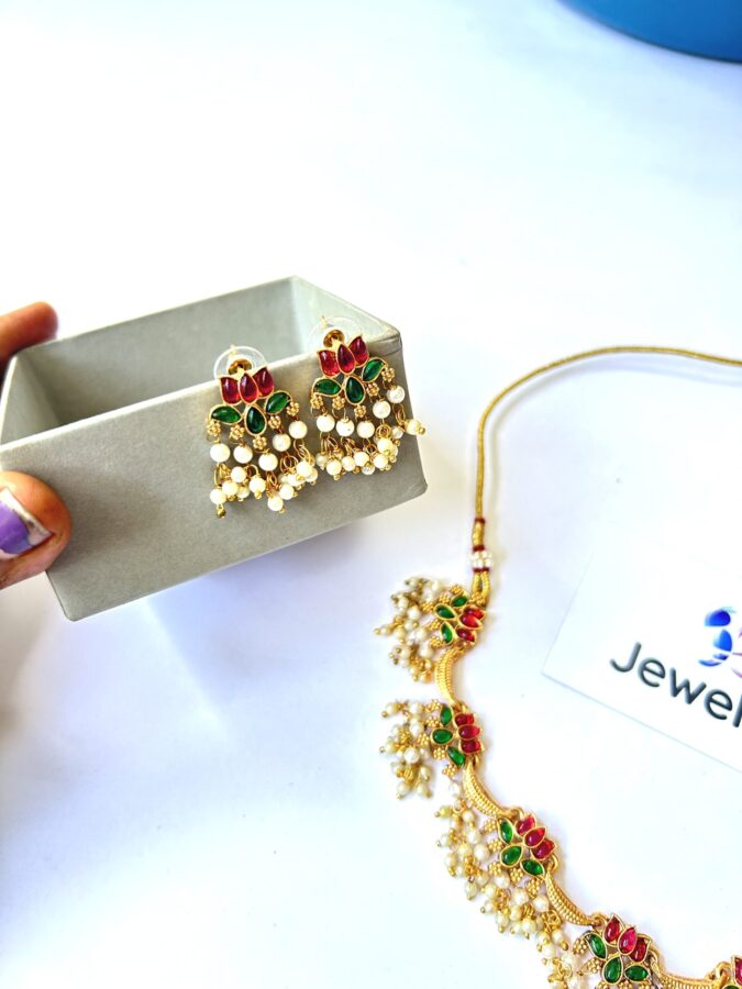 Lotus pearl choker set with earrings - Image 2