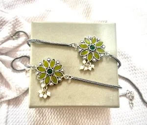 Flower Anklet with Pearls - Pista Green